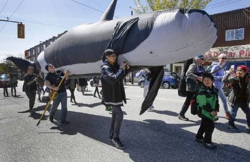(180422) -- VANCOUVER, April 22, 2018 -- Participants carry an orca-shaped balloon during the Earth Day Parade in Vancouver, Canada, on April 21, 2018. Hundreds of people took part in the activity to show support for environmental protection. ) (yy) CANADA-VANCOUVER-EARTH DAY-PARADE LiangxSen 