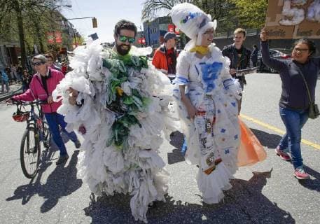 (180422) -- VANCOUVER, April 22, 2018 -- Participants dress with costumes that made with plastic bags during the Earth Day Parade in Vancouver, Canada, on April 21, 2018. Hundreds of people took part in the acitivity to show support for environmental protection. ) (yy) CANADA-VANCOUVER-EARTH DAY-PARADE LiangxSen 