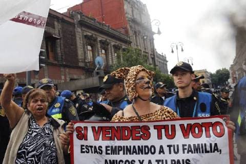 Supporters of presidential candidate Andres Manuel Lopez Obrador show their support before the start of the first presidential debate, in Mexico City, Mexico, 22 April 2018. The five candidates for the Presidency of Mexico will have this Sunday the first of their three debates to present their proposals on issues of security, fight against corruption and democracy and try to convince voters of their chances of victory in the elections of July 1. The first presidential debate in Mexico will focus on security and corruption !ACHTUNG: NUR REDAKTIONELLE NUTZUNG!  Copyright: xSASHENKAxGUTIÉRREZx MEX003 20180423-636600565728656895
