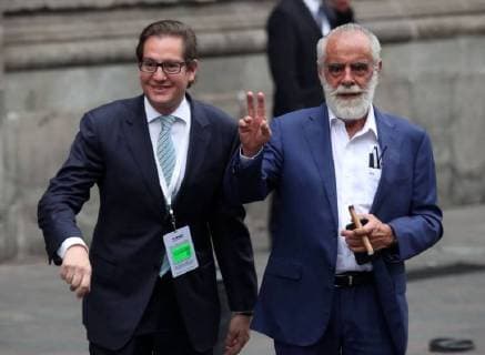 April 22, 2018 - EUM20180422POL19.JPG.CIUDAD DE MEXICO.- ElectionElecciones-Debate.- Salomon Chertorivski y Diego Fernandez de Cevallos, a su arribo al Palacio de Mineria, lugar donde se llevara el debate presidencial, este domingo 22 de abril de 2018. Foto: Agencia EL UNIVERSALAriel OjedaRCC.  - ZUMAu78_ 20180422_zaf_u78_583 Copyright: xElxUniversalx