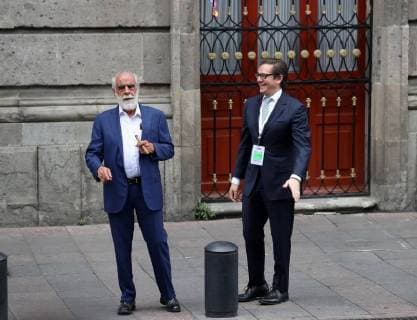 April 22, 2018 - EUM20180422POL25.JPG.CIUDAD DE MEXICO.- ElectionElecciones-INE.- 22 de abril 2018.- Salomon Chertorivski y Diego Fernandez de Cevallos, a su arribo al Palacio de Mineria, lugar donde se llevara el debate presidencial, este domingo 22 de abril de 2018. Foto: Agencia EL UNIVERSALAriel OjedaRCC.  - ZUMAu78_ 20180422_zaf_u78_592 Copyright: xElxUniversalx