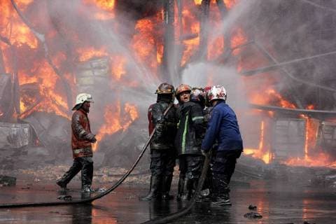 Themen der Woche KW17 Bilder des Tages (180423) -- WEST SUMATRA (INDONESIA), April 23, 2018 -- Fire fighters try to extinguish fire at a rubber warehouse in West Sumatra, Indonesia, on April 23, 2018. No casualties were reported so far. ) (hy) INDONESIA-WEST SUMATRA-WAREHOUSE-FIRE Amanda 