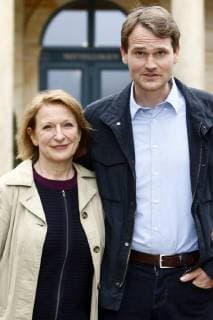 Dagmar Manzel und Fabian Hinrichs beim Fototermin am Set des ARD-Krimis Tatort: Ein Tag wiejeder andere am Bayreuther Festspielhaus. Bayreuth, 23.04.2018 *** Dagmar Manzel and Fabian Hinrichs at the photo shoot on the set of the ARD crime thriller Tatort A day like anybody else at the Bayreuth Festspielhaus Bayreuth 23 04 2018 Foto:xR.xWagnerx xFuturexImage