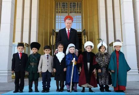 Entertainment Bilder der Woche KW17 Bilder des Tages (180423) -- ANKARA, April 23, 2018 -- Turkish President Recep Tayyip Erdogan accepts children at Presidential Palace to celebrate the 98th National Sovereignty and Children s Day in Ankara, Turkey, on April 23, 2018. ) (hy) TURKEY-ANKARA-CHILDREN S DAY-CELEBRATION TurkishxPresidentialxPalace 