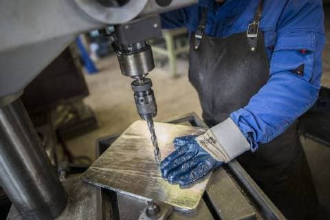 Ein Arbeiter bohrt eine Metallplatte in der Werkstatt einer Schmiede in Klitten, 03.04.2018. Nur fuer redaktionelle Verwendung! Klitten Deutschland *** A worker drills a metal plate in the workshop of a blacksmith in Klitten 03 04 2018 For editorial use only Klitten Germany Copyright: xFlorianxGaertner photothek.netx