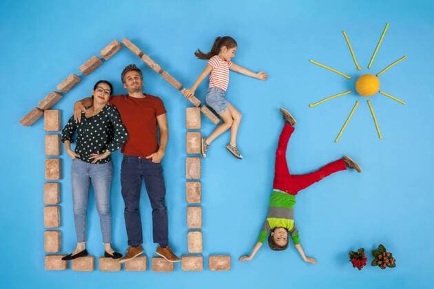 Parents standing in house, while children are playing in the garden model released Symbolfoto  BAEF01562