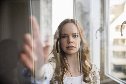 IMAGO Creative: Corporate: Klimaschutz, Digitalisierung und Urbanisierung Portrait of teenage girl using futuristic portable device model released Symbolfoto property released  FMKF04991