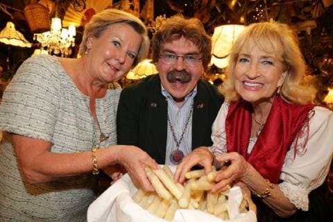 23.04.2018, Marchfelderhof Deutsch-Wagram, Verleihung des GOLDENEN SPARGELS, an die Spargelköchin des Jahres 2018 im Bild: Lisl Wagner-Bacher -Haubenköchin u Spargelköchin 2018, Gerhard BOCEK -Hausherr, Dagmar Koller, Verleihung des GOLDENEN SPARGELS