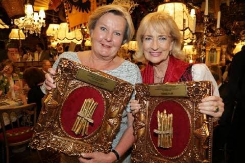 23.04.2018, Marchfelderhof Deutsch-Wagram, Verleihung des GOLDENEN SPARGELS, an die Spargelköchin des Jahres 2018 im Bild: Lisl Wagner-Bacher -Haubenköchin u Spargelköchin 2018, Dagmar Koller, Verleihung des GOLDENEN SPARGELS