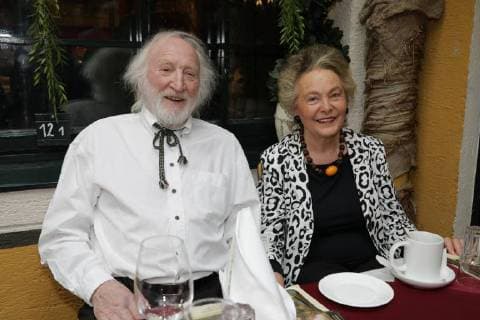 23.04.2018, Marchfelderhof Deutsch-Wagram, Verleihung des GOLDENEN SPARGELS, an die Spargelköchin des Jahres 2018 im Bild: Karl Merkatz -mit Gattin Martha, Verleihung des GOLDENEN SPARGELS