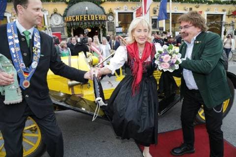 23.04.2018, Marchfelderhof Deutsch-Wagram, Verleihung des GOLDENEN SPARGELS, an die Spargelköchin des Jahres 2018 im Bild: Dagmar Koller, Gerhard BOCEK -Hausherr, Verleihung des GOLDENEN SPARGELS