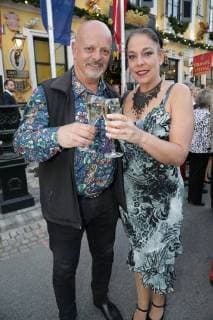 23.04.2018, Marchfelderhof Deutsch-Wagram, Verleihung des GOLDENEN SPARGELS, an die Spargelköchin des Jahres 2018 im Bild: Gary Lux mit Freundin Sissy, Verleihung des GOLDENEN SPARGELS