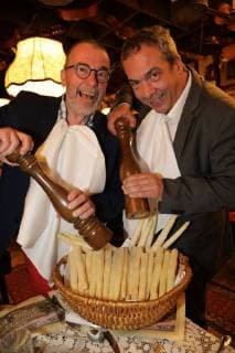 23.04.2018, Marchfelderhof Deutsch-Wagram, Verleihung des GOLDENEN SPARGELS, an die Spargelköchin des Jahres 2018 im Bild: Manfred Buchinger, Robert Letz, Verleihung des GOLDENEN SPARGELS