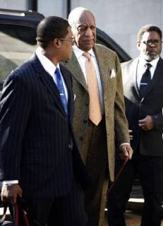 Entertainment Bilder der Woche KW17 Bilder des Tages April 23, 2018 - Norristown, PA, United States - Bill Cosby arrives at court with spokesperson Andrew Wyatton on the first day of jury deliberations as he is retried on charges of Sexual Assault on April 23 2018 at the Montgomery County Courthouse in Norristown, PA Norristown United States  - ZUMAny1_ 20180423_zaf_ny1_067 Copyright: xWilliamxTxWadexJrx