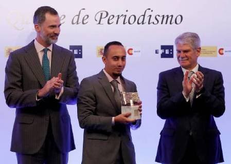 Colombian photographer Santiago Saldarriaga Quintero (C) receives the Photography Award from King Felipe VI of Spain (L) and Spanish Foreign Minister, Alfonso Dastis (R), during the awarding ceremony of the 35th edition of the International King of Spain Awards held in Casa America in Madrid, Spain, 24 April 2018. The awards, organized by Efe news agency and the Spanish Agency for International Development Cooperation (AECID), distinguish the work of journalists from 8 different countries. International King of Spain Journalism Awards !ACHTUNG: NUR REDAKTIONELLE NUTZUNG!  Copyright: xBALLESTEROSx GRAF1250 20180424-636601722652633732