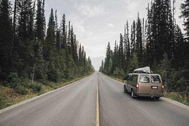 Canada, British Columbia, Emerald Lake Road, Yoho National Park, van on road  GUSF00333