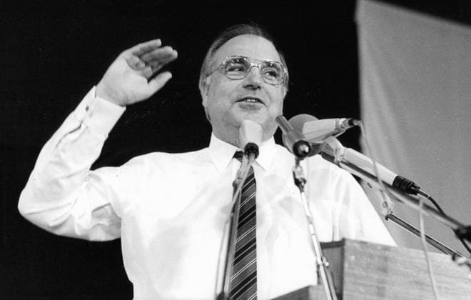 Stadthagen. Bezirksparteitag der CDU Bundeskanzler Helmut Kohl (links) und Ministerpräsident Ernst Albrecht singen auf dem Parteitag. *** Stadthagen District Party Congress of the CDU Chancellor Helmut Kohl left and Prime Minister Ernst Albrecht sing at the party congress