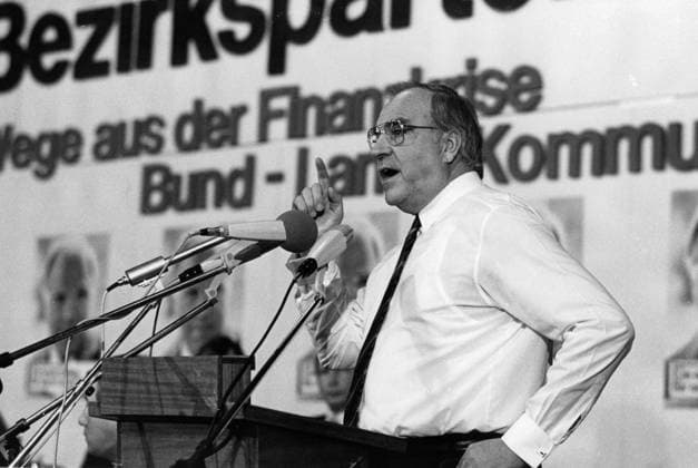 Stadthagen. Bezirksparteitag der CDU Bundeskanzler Helmut Kohl (links) und Ministerpräsident Ernst Albrecht singen auf dem Parteitag. *** Stadthagen District Party Congress of the CDU Chancellor Helmut Kohl left and Prime Minister Ernst Albrecht sing at the party congress