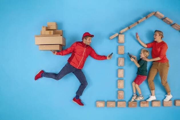 Man delivering parcels to mother and son, shopping online model released Symbolfoto  BAEF01608
