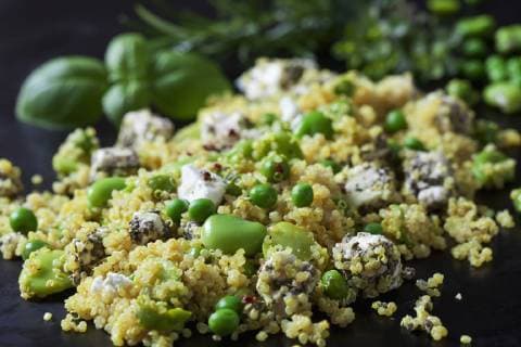 IMAGO Nature: Unsere Erde, Klimawandel, Ernährung, Pflanzen der Zukunft, Quinoa Quinoa salad with broad beans, peas and feta, close-up  CSF28976