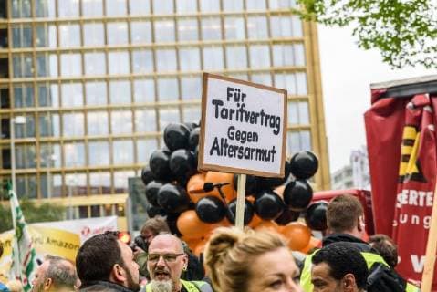 Protest gegen die Verleihung des Axel Springer Award Am 24.04.2018 demonstrierten in Berlin hunderte Beschäftigte und Sympathisanten gegen die Verleihung des Axel Springer Award an den Amazon-Chef Jeff Bezos. Bereits am Nachmittag versammelten sich mehrere hundert Teilnehmer am Kreuzberger Oranienplatz, um von dort zum nahe gelegenen Axel Springer Hochhaus zu ziehen., Berlin Berlin Deutschland Kreuzberg, Mitte