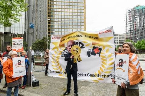 Protest gegen die Verleihung des Axel Springer Award Am 24.04.2018 demonstrierten in Berlin hunderte Beschäftigte und Sympathisanten gegen die Verleihung des Axel Springer Award an den Amazon-Chef Jeff Bezos. Bereits am Nachmittag versammelten sich mehrere hundert Teilnehmer am Kreuzberger Oranienplatz, um von dort zum nahe gelegenen Axel Springer Hochhaus zu ziehen., Berlin Berlin Deutschland Kreuzberg, Mitte