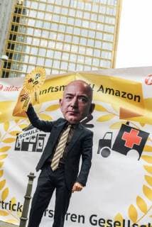 Protest gegen die Verleihung des Axel Springer Award Am 24.04.2018 demonstrierten in Berlin hunderte Beschäftigte und Sympathisanten gegen die Verleihung des Axel Springer Award an den Amazon-Chef Jeff Bezos. Bereits am Nachmittag versammelten sich mehrere hundert Teilnehmer am Kreuzberger Oranienplatz, um von dort zum nahe gelegenen Axel Springer Hochhaus zu ziehen., Berlin Berlin Deutschland Kreuzberg, Mitte