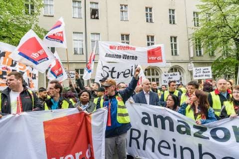 Protest gegen die Verleihung des Axel Springer Award Am 24.04.2018 demonstrierten in Berlin hunderte Beschäftigte und Sympathisanten gegen die Verleihung des Axel Springer Award an den Amazon-Chef Jeff Bezos. Bereits am Nachmittag versammelten sich mehrere hundert Teilnehmer am Kreuzberger Oranienplatz, um von dort zum nahe gelegenen Axel Springer Hochhaus zu ziehen., Berlin Berlin Deutschland Kreuzberg, Mitte