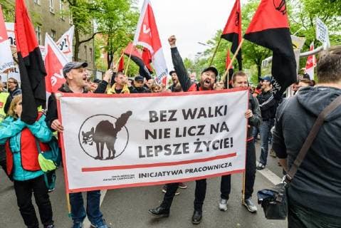 Protest gegen die Verleihung des Axel Springer Award Am 24.04.2018 demonstrierten in Berlin hunderte Beschäftigte und Sympathisanten gegen die Verleihung des Axel Springer Award an den Amazon-Chef Jeff Bezos. Bereits am Nachmittag versammelten sich mehrere hundert Teilnehmer am Kreuzberger Oranienplatz, um von dort zum nahe gelegenen Axel Springer Hochhaus zu ziehen., Berlin Berlin Deutschland Kreuzberg, Mitte