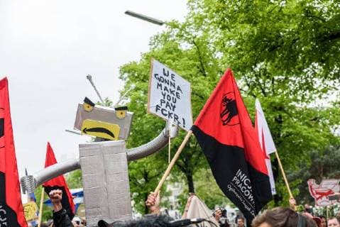 Protest gegen die Verleihung des Axel Springer Award Am 24.04.2018 demonstrierten in Berlin hunderte Beschäftigte und Sympathisanten gegen die Verleihung des Axel Springer Award an den Amazon-Chef Jeff Bezos. Bereits am Nachmittag versammelten sich mehrere hundert Teilnehmer am Kreuzberger Oranienplatz, um von dort zum nahe gelegenen Axel Springer Hochhaus zu ziehen., Berlin Berlin Deutschland Kreuzberg, Mitte
