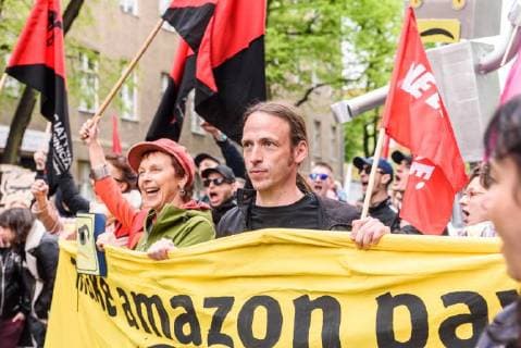 Protest gegen die Verleihung des Axel Springer Award Am 24.04.2018 demonstrierten in Berlin hunderte Beschäftigte und Sympathisanten gegen die Verleihung des Axel Springer Award an den Amazon-Chef Jeff Bezos. Bereits am Nachmittag versammelten sich mehrere hundert Teilnehmer am Kreuzberger Oranienplatz, um von dort zum nahe gelegenen Axel Springer Hochhaus zu ziehen., Berlin Berlin Deutschland Kreuzberg, Mitte