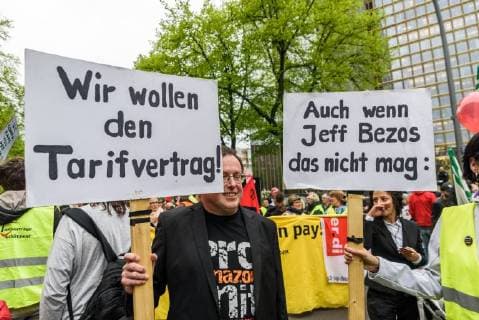 Protest gegen die Verleihung des Axel Springer Award Am 24.04.2018 demonstrierten in Berlin hunderte Beschäftigte und Sympathisanten gegen die Verleihung des Axel Springer Award an den Amazon-Chef Jeff Bezos. Bereits am Nachmittag versammelten sich mehrere hundert Teilnehmer am Kreuzberger Oranienplatz, um von dort zum nahe gelegenen Axel Springer Hochhaus zu ziehen., Berlin Berlin Deutschland Kreuzberg, Mitte