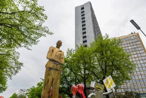 Protest gegen die Verleihung des Axel Springer Award Am 24.04.2018 demonstrierten in Berlin hunderte Beschäftigte und Sympathisanten gegen die Verleihung des Axel Springer Award an den Amazon-Chef Jeff Bezos. Bereits am Nachmittag versammelten sich mehrere hundert Teilnehmer am Kreuzberger Oranienplatz, um von dort zum nahe gelegenen Axel Springer Hochhaus zu ziehen., Berlin Berlin Deutschland Kreuzberg, Mitte