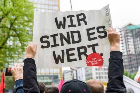 Protest gegen die Verleihung des Axel Springer Award Am 24.04.2018 demonstrierten in Berlin hunderte Beschäftigte und Sympathisanten gegen die Verleihung des Axel Springer Award an den Amazon-Chef Jeff Bezos. Bereits am Nachmittag versammelten sich mehrere hundert Teilnehmer am Kreuzberger Oranienplatz, um von dort zum nahe gelegenen Axel Springer Hochhaus zu ziehen., Berlin Berlin Deutschland Kreuzberg, Mitte