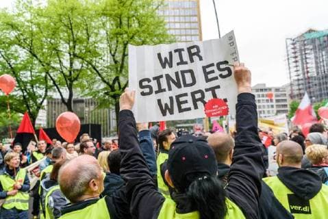 Protest gegen die Verleihung des Axel Springer Award Am 24.04.2018 demonstrierten in Berlin hunderte Beschäftigte und Sympathisanten gegen die Verleihung des Axel Springer Award an den Amazon-Chef Jeff Bezos. Bereits am Nachmittag versammelten sich mehrere hundert Teilnehmer am Kreuzberger Oranienplatz, um von dort zum nahe gelegenen Axel Springer Hochhaus zu ziehen., Berlin Berlin Deutschland Kreuzberg, Mitte