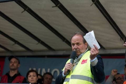 Bilder des Tages Deutschland, Berlin - 24.04.2018 Der Verdi Vorsitzende Frank Bsirske spricht w??hrend der Demonstration gegen die Verleihung des Axel Springer Award 2018 an Amazon-Gr??nder Jeff Bezos f??r sein vision??res Unternehmertum . Mitarbeiter des Unternehmens demonstrierten unter dem Motto Make Amazon Pay again gegen den Axel Springer Award den nach Angaben des Medienunternehmens herausragende Pers??nlichkeiten, die in besonderer Weise innovativ sind, M??rkte schaffen und ver??ndern und sich ihrer gesellschaftlichen Verantwortung stellen erhalten. Gewerkschaften kritisieren die schlechten Arbeitsbedingungen in Amazons Logistik-Zentren die sie f??r nicht preisw??rdig erachten. Germany, Berlin - 24.04.2018 The Verdi chairman Frank Bsirske speaks during the demonstration against the awarding of the Axel Springer Award 2018 to Amazon founder Je