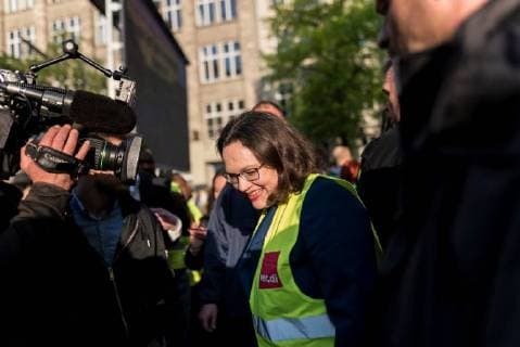 Deutschland, Berlin - 24.04.2018 Andrea Nahles, Vorsitzende der Sozialdemokratischen Partei Deutschland (SPD) verl??sst die Demonstration gegen die Verleihung des Axel Springer Award 2018 an Amazon-Gr??nder Jeff Bezos f??r sein vision??res Unternehmertum . Mitarbeiter des Unternehmens demonstrierten unter dem Motto Make Amazon Pay again gegen den Axel Springer Award den nach Angaben des Medienunternehmens herausragende Pers??nlichkeiten, die in besonderer Weise innovativ sind, M??rkte schaffen und ver??ndern und sich ihrer gesellschaftlichen Verantwortung stellen erhalten. Gewerkschaften kritisieren die schlechten Arbeitsbedingungen in Amazons Logistik-Zentren die sie f??r nicht preisw??rdig erachten. Germany, Berlin - 24.04.2018 Andrea Nahles, chairwoman of the Social Democratic Party (SPD) leaves the demonstration against the awar