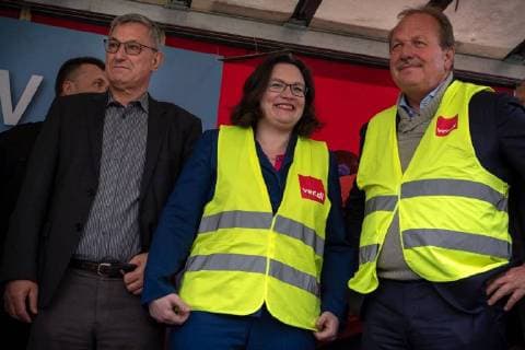 Protest Amazon Mehrere hundert Menschen protestieren anlässlich der Auszeichnung des Amazon-Gründers Jeff Bezos für sein visionäres Unternehmertum mit dem Axel Springer Award 2018. Unter dem Motto Kein Preis für Ausbeutung! ziehen Angestellte von Amazin aus Deutschland, Spanien und Polen zum Axel-Apringer-Hochhaus, um gegen die Arbeitsbedingungen des Online-Versandhändlers Amazon und für faire Löhne und Tarifvertraege zu protestieren. Neben ver.di Chef Frank Bsirske (rechts) beteiligten sich auch die SPD-Parteivorsitzenden Andrea Nahles (mitte) und Bernd Riexinger (rechts) an der Kundgebung. Berlin Berlin Deutschland