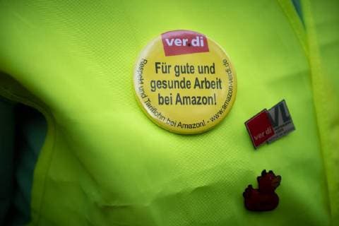 Protest Amazon Mehrere hundert Menschen protestieren anlässlich der Auszeichnung des Amazon-Gründers Jeff Bezos für sein visionäres Unternehmertum mit dem Axel Springer Award 2018. Unter dem Motto Kein Preis für Ausbeutung! ziehen Angestellte von Amazin aus Deutschland, Spanien und Polen zum Axel-Apringer-Hochhaus, um gegen die Arbeitsbedingungen des Online-Versandhändlers Amazon und für faire Löhne und Tarifvertraege zu protestieren. Button: Für gute und gesunde Arbeit bei Amazon! Berlin Berlin Deutschland