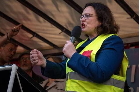 Protest Amazon Mehrere hundert Menschen protestieren anlässlich der Auszeichnung des Amazon-Gründers Jeff Bezos für sein visionäres Unternehmertum mit dem Axel Springer Award 2018. Unter dem Motto Kein Preis für Ausbeutung! ziehen Angestellte von Amazin aus Deutschland, Spanien und Polen zum Axel-Apringer-Hochhaus, um gegen die Arbeitsbedingungen des Online-Versandhändlers Amazon und für faire Löhne und Tarifvertraege zu protestieren. Die SPD-Parteivorsitzende Andrea Nahles spricht zu den Demonstranten. Berlin Berlin Deutschland