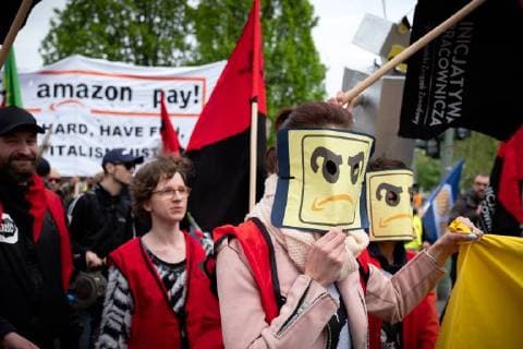 Protest Amazon Mehrere hundert Menschen protestieren anlässlich der Auszeichnung des Amazon-Gründers Jeff Bezos für sein visionäres Unternehmertum mit dem Axel Springer Award 2018. Unter dem Motto Kein Preis für Ausbeutung! ziehen Angestellte von Amazin aus Deutschland, Spanien und Polen zum Axel-Apringer-Hochhaus, um gegen die Arbeitsbedingungen des Online-Versandhändlers Amazon und für faire Löhne und Tarifvertraege zu protestieren. Berlin Berlin Deutschland