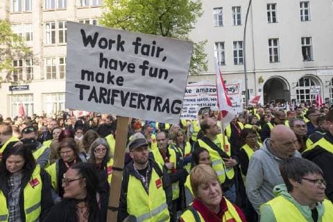 Amazon-Mitarbeiter während einer Protestaktion der Vereinten Dienstleistungsgewerkschaft (ver.di) gegen die Verleihung des Axel-Springer-Awards an Amazon-Chef Jeff Bezos vor dem Axel-Springer-Verlag in Berlin Mitarbeiter protestieren gegen die Verleihung des Axel-Springer-Awards an Amazon-Chef Bezos