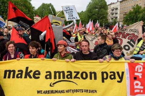Amazon-Mitarbeiter während einer Protestaktion der Vereinten Dienstleistungsgewerkschaft (ver.di) gegen die Verleihung des Axel-Springer-Awards an Amazon-Chef Jeff Bezos vor dem Axel-Springer-Verlag in Berlin snapshot-photography F.Boillot