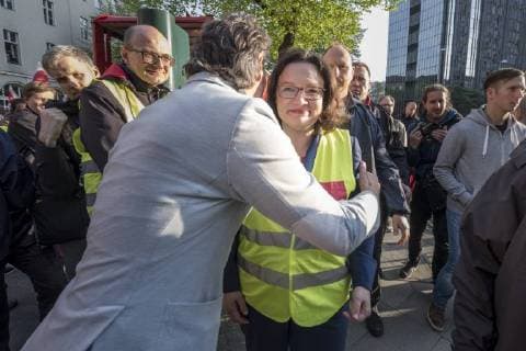 Parteivorsitzende Andrea Nahles (SPD) während einer Protestaktion der Vereinten Dienstleistungsgewerkschaft (ver.di) gegen die Verleihung des Axel-Springer-Awards an Amazon-Chef Jeff Bezos vor dem Axel-Springer-Verlag in Berlin Mitarbeiter protestieren gegen die Verleihung des Axel-Springer-Awards an Amazon-Chef Bezos