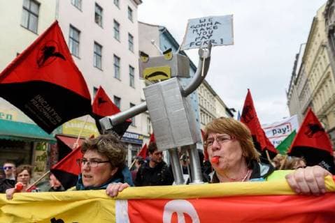Amazon-Mitarbeiter während einer Protestaktion der Vereinten Dienstleistungsgewerkschaft (ver.di) gegen die Verleihung des Axel-Springer-Awards an Amazon-Chef Jeff Bezos vor dem Axel-Springer-Verlag in Berlin snapshot-photography F.Boillot