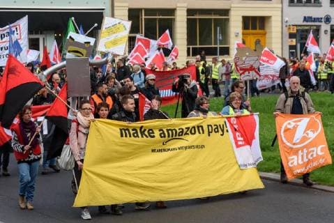 Amazon-Mitarbeiter während einer Protestaktion der Vereinten Dienstleistungsgewerkschaft (ver.di) gegen die Verleihung des Axel-Springer-Awards an Amazon-Chef Jeff Bezos vor dem Axel-Springer-Verlag in Berlin snapshot-photography F.Boillot