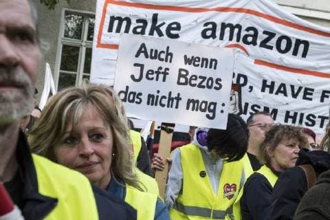 Amazon-Mitarbeiter während einer Protestaktion der Vereinten Dienstleistungsgewerkschaft (ver.di) gegen die Verleihung des Axel-Springer-Awards an Amazon-Chef Jeff Bezos vor dem Axel-Springer-Verlag in Berlin Mitarbeiter protestieren gegen die Verleihung des Axel-Springer-Awards an Amazon-Chef Bezos