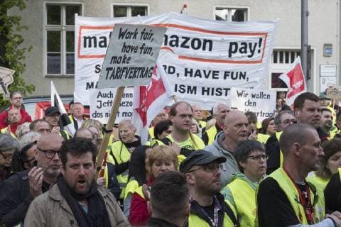 Amazon-Mitarbeiter während einer Protestaktion der Vereinten Dienstleistungsgewerkschaft (ver.di) gegen die Verleihung des Axel-Springer-Awards an Amazon-Chef Jeff Bezos vor dem Axel-Springer-Verlag in Berlin Mitarbeiter protestieren gegen die Verleihung des Axel-Springer-Awards an Amazon-Chef Bezos