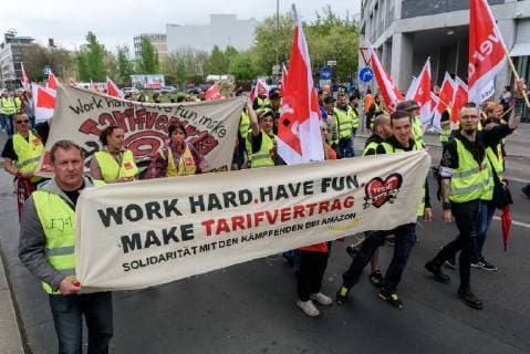 Bilder des Tages Amazon-Mitarbeiter während einer Protestaktion der Vereinten Dienstleistungsgewerkschaft (ver.di) gegen die Verleihung des Axel-Springer-Awards an Amazon-Chef Jeff Bezos vor dem Axel-Springer-Verlag in Berlin snapshot-photography F.Boillot