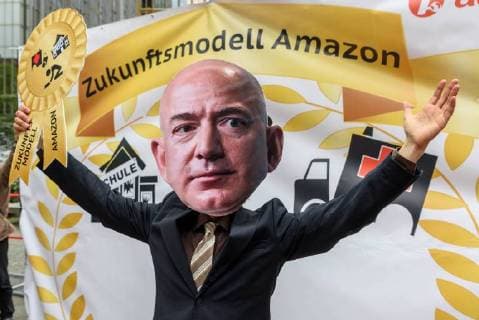 Themen der Woche KW17 Bilder des Tages Amazon-Mitarbeiter während einer Protestaktion der Vereinten Dienstleistungsgewerkschaft (ver.di) gegen die Verleihung des Axel-Springer-Awards an Amazon-Chef Jeff Bezos vor dem Axel-Springer-Verlag in Berlin snapshot-photography F.Boillot